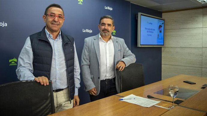 El alcalde de Ventosa, Ricardo Velasco, y el director general de Turismo, Ramiro Gil, durante la presentación del Mercado del Trato de Ventosa