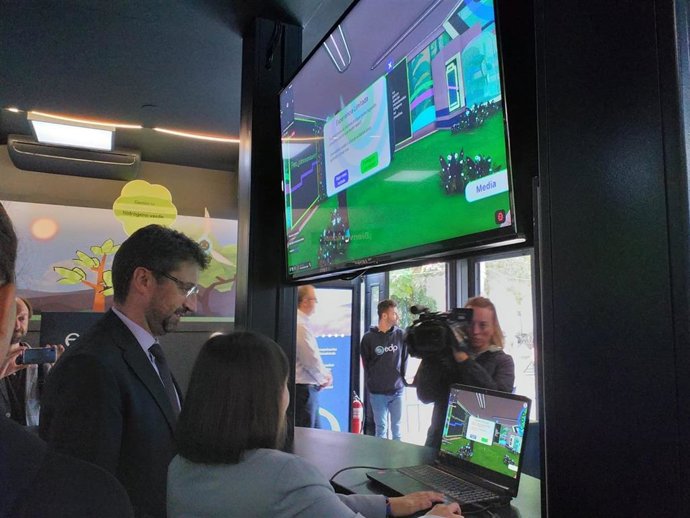 El consejero de Industria, Empleo y Promoción Económica del Principado de Asturias, Enrique Fernández, durante su visita al stand de EDP, en la Feria Internacional de Muestras de Asturias (Gijón)