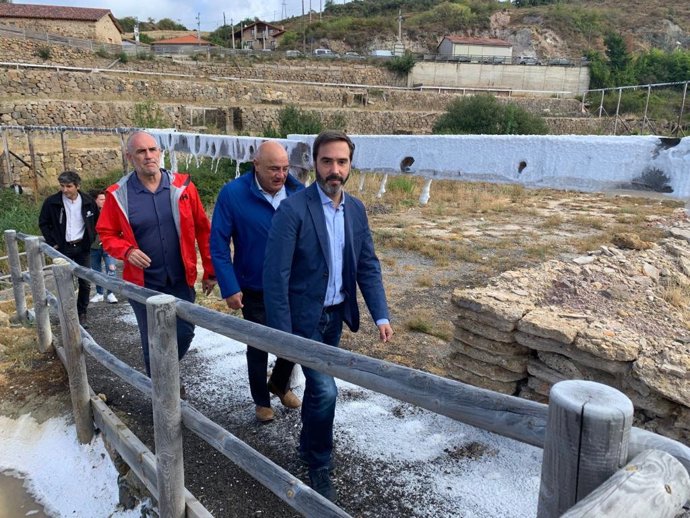 El consejero de Turismo, Comercio y Consumo del Gobierno Vasco, Javier Hurtado, y el alcalde de Añana, Juan Carlos Medina, en Añana