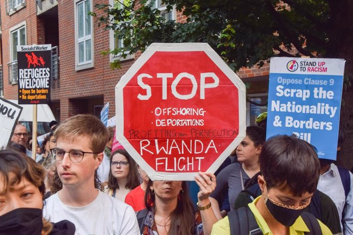 Manifestación en Londres contra los planes del Gobierno conservador de enviar solicitantes de asilo a Ruanda.