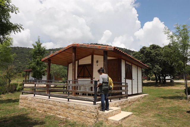 Archivo - Una clienta en un bungalow del Camping Monte Holiday en Gargantilla del Lozoya, en Gargantilla del Lozoya / Madrid (España).