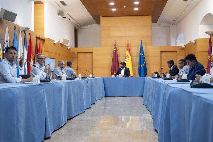 El jefe del Ejecutivo regional, Fernando López Miras, preside  la reunión del Comité de Seguimiento del Mar Menor celebrada en el Palacio de San Esteban, en Murcia, a 18 de agosto de 2022