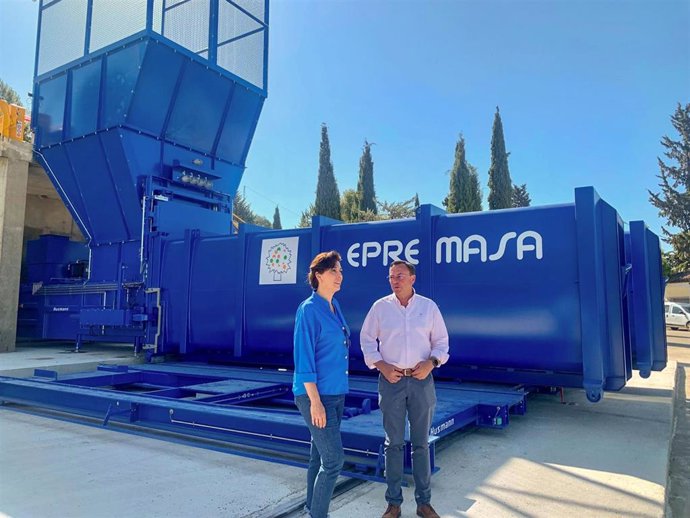 Visita del presidente de Epremasa, Francisco Palomares, a la planta de transferencia de Priego de Córdoba, junto a María Luisa Ceballos.