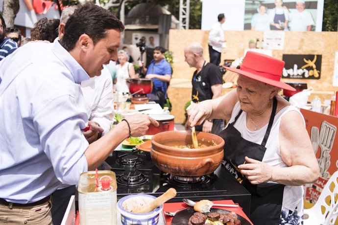 Archivo - El presidente de la Diputación de Almería visita el concurso gastronómico de la Feria de Almería en 2019.