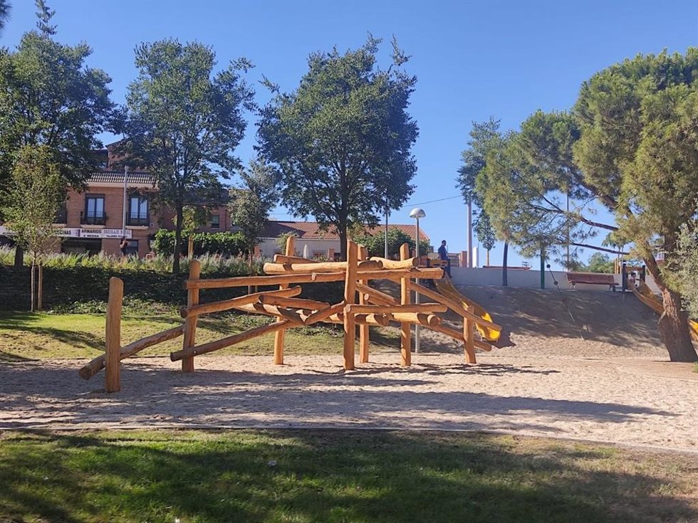 Parque infantil diversificado por edades en la calle Real de Arganda, en Villa de Vallecas (Madrid).