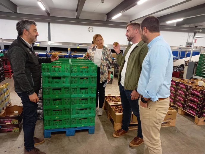 El consejero durante su visita.