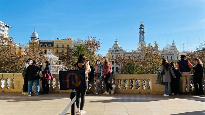 Archivo - Visitantes al Balcón del Ayuntamiento