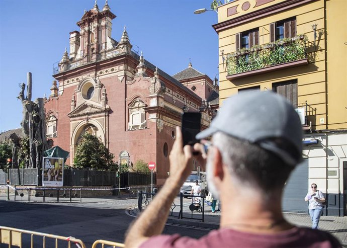 Vista general de la fachada de la Parroquia de San Jacinto con el ficus ya prácticamente talado.