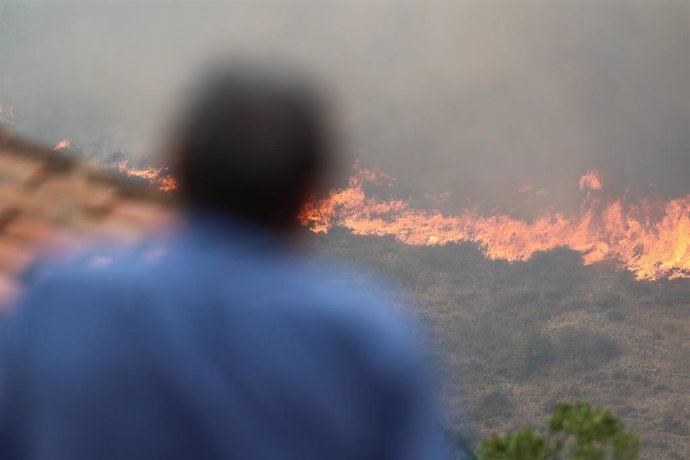 Vecinos observan el incendio desde la distancia, el 13 de agosto, en Añón de Moncayo (Zaragoza).