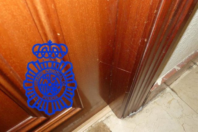 Puerta con un hilo de pegamento colocado entre el marco y el acceso.