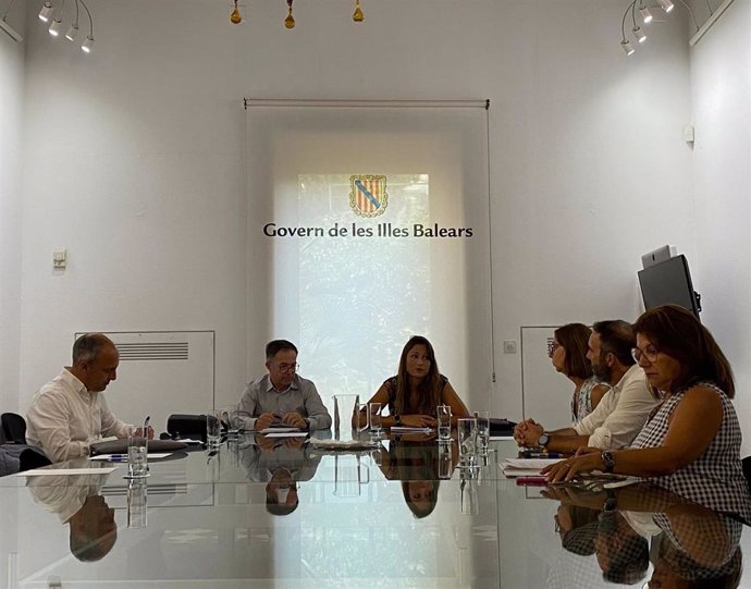 El conseller de Movilidad y Vivienda, Josep Marí, junto la directora general de la Conselleria y los representantes del sector inmobiliario.