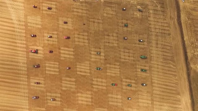 Partida gigante de ajedrez con tractores como piezas en Hinojosa