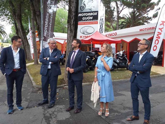 El director de proyecto y ejecución de proyectos de hidrógeno en EDP Renovables, Rafael Caballeros (primero por la izda), junto a otros responsables de la empresa y el consejero de Industria del Principado, Enrique Fernández, en la Fidma (Gijón)