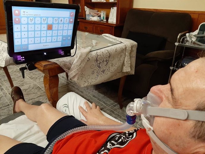 Paciente usando el lector ocular.