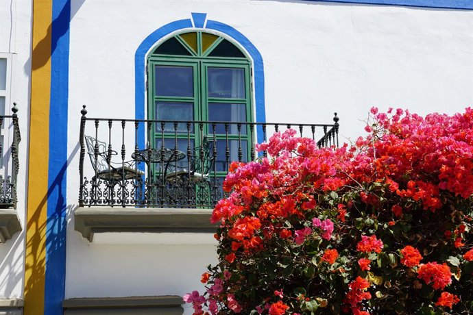 Los españoles deben pagar impuestos por cada propiedad