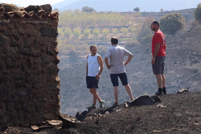 Vecinos de Alcalá del Moncayo (Zaragoza) observan los terrenos afectados a su regreso a sus domicilios tras el desalojo por incendio declarado en Añón de Moncayo. 