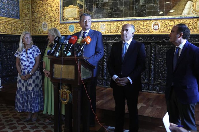 El Consejero de la Presidencia, Interior, Diálogo Social y Simplificación Administrativa, Antonio Sanz (c) atiende a los medios de comunicación durante la visita el Ayuntamiento de Algeciras. A 18 de agosto de 2022. En Algeciras (Cádiz, Andalucía).