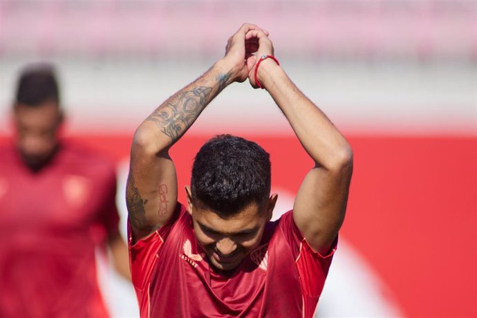 Tecatito Corona en un entrenamiento del Sevilla