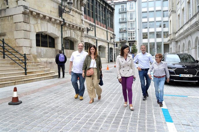 La alcaldesa de Santander, Gema Igual, y otros ediles visitan las calles El Mercado y Los Escalantes tras concluir las obras de renovación urbana que se han llevado a cabo en ellas