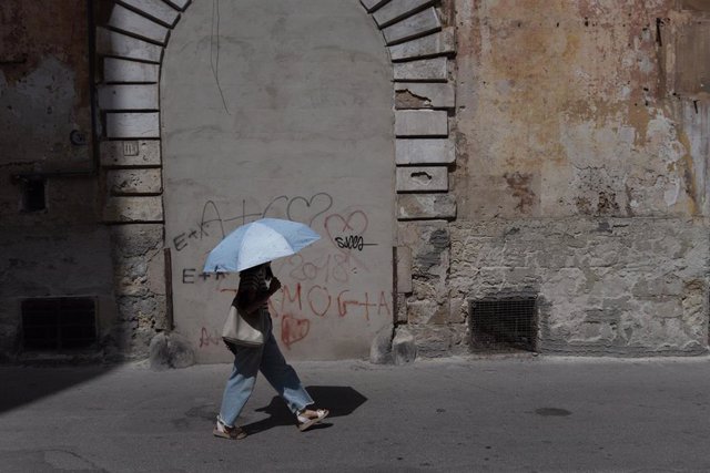 Archivo - Una mujer con un paraguas en Taranto, Italia