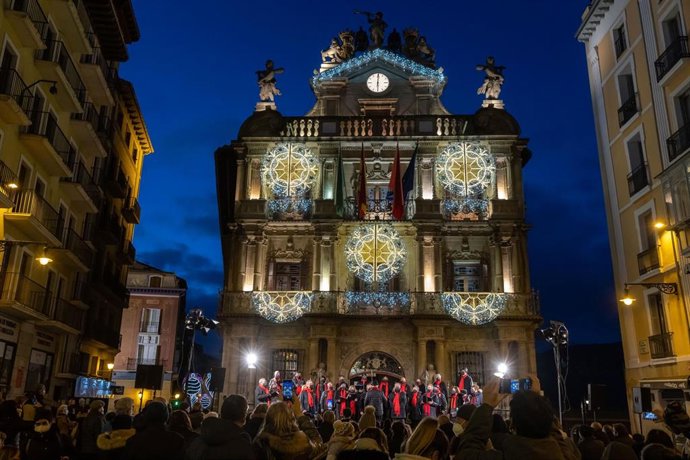 Archivo - Fachada del Ayuntamiento de Pamplona con las luces de Navidad.
