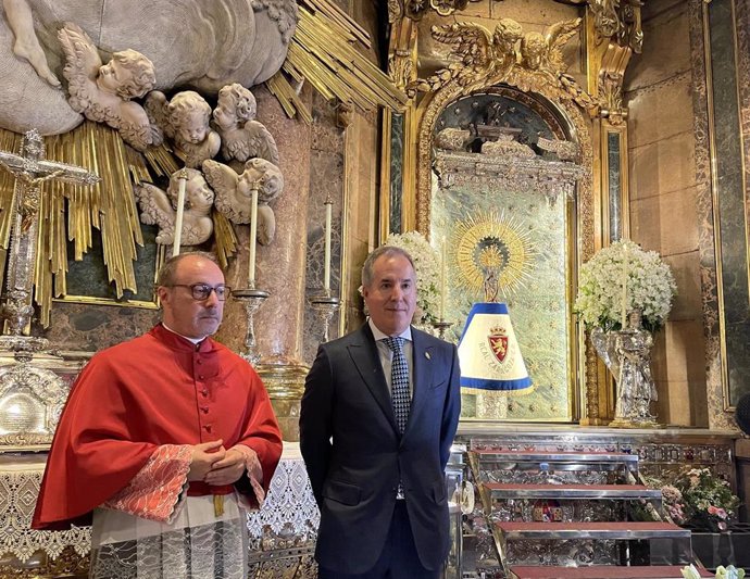 El presidente del Real Zaragoza, Jorge Mas Santos, durante su primera ofrenda de flores a la Virgen del Pilar.