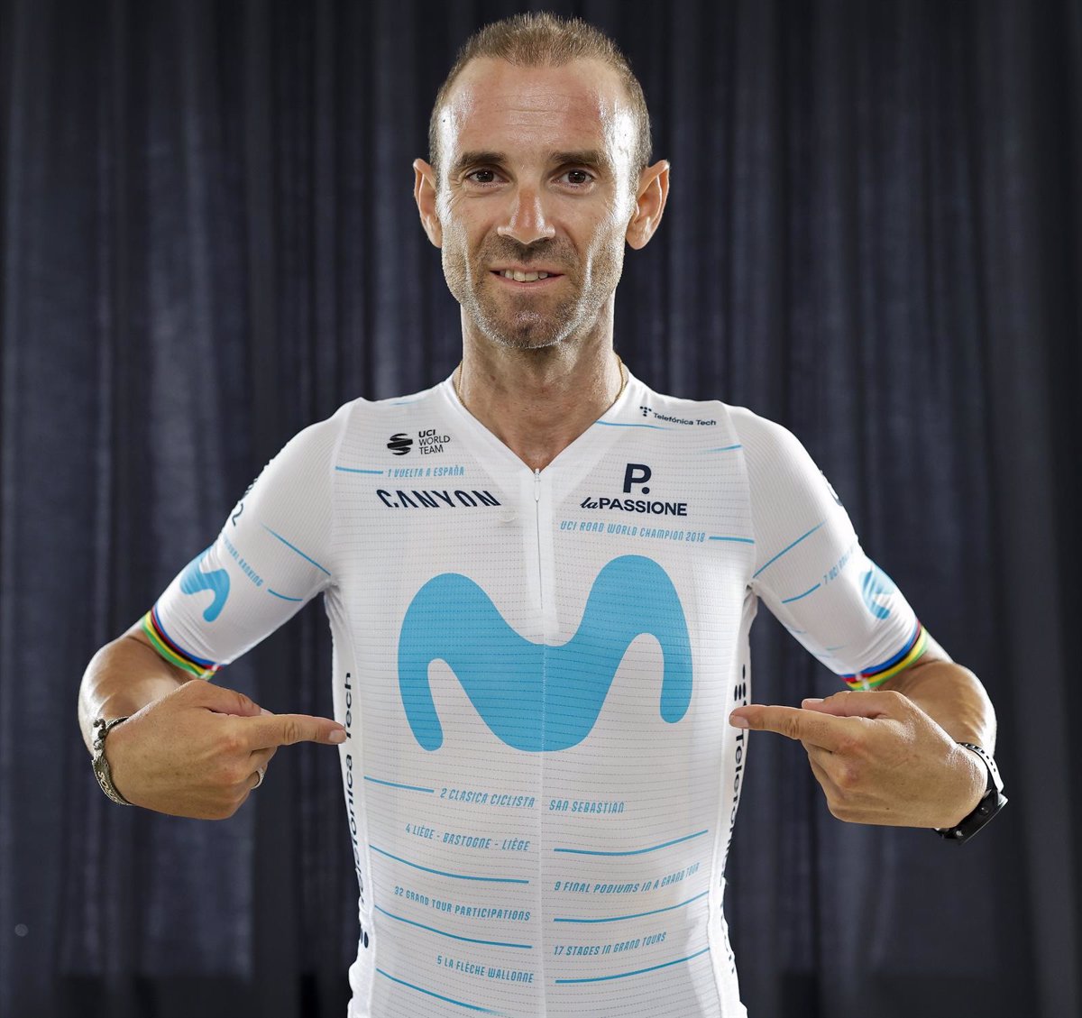 Alejandro Valverde is honored with a La Vuelta 22 shirt by Movistar Team