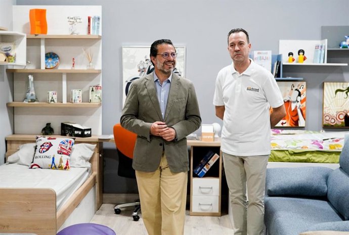 El propietario de Muebles Adama, Jesús Mayoral, ha agradecido la visita realizada esta semana a su establecimiento de Carabanchel del consejero de Economía y Hacienda de la Comunidad de Madrid, Javier Fernández Lasquetty.