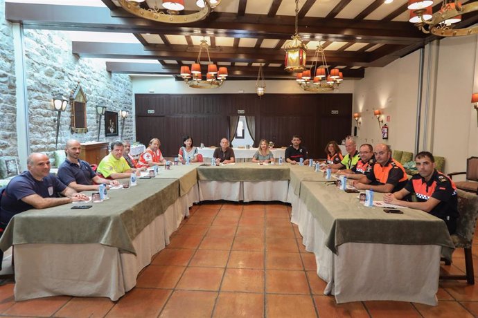 Imagen de la reunión con representantes de las agrupaciones de bomberos y bomberas voluntarios.