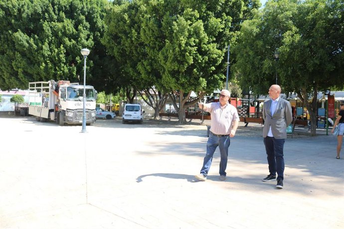 El concejal de Cultura, Turismo y Deportes, Pedro García Rex, visita el jardín del Malecón para comprobar la marcha de los trabajos de montaje de los huertos del Malecón