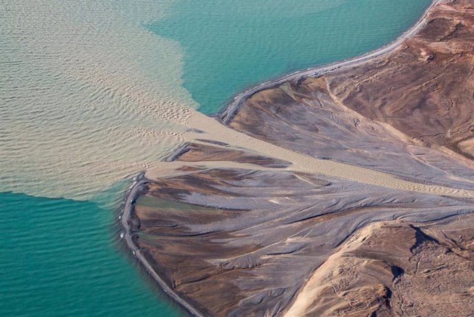 Sedimentos llegan al mar en un delta de Groenlandia