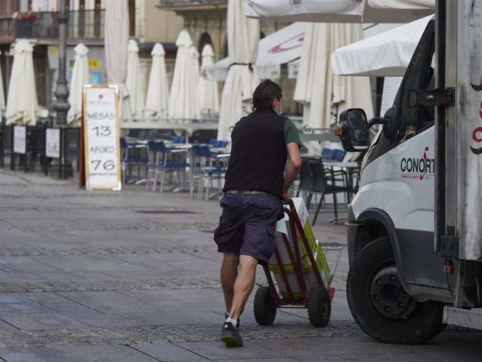 Archivo - Un repartidor.