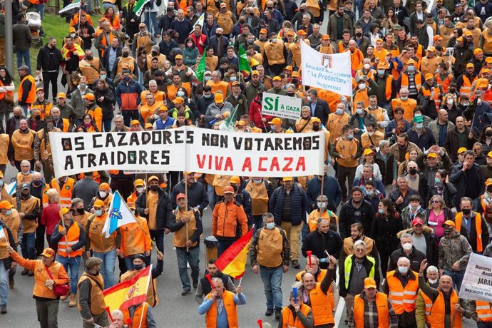 Archivo - Cazadores realizan reivindicaciones en una manifestación