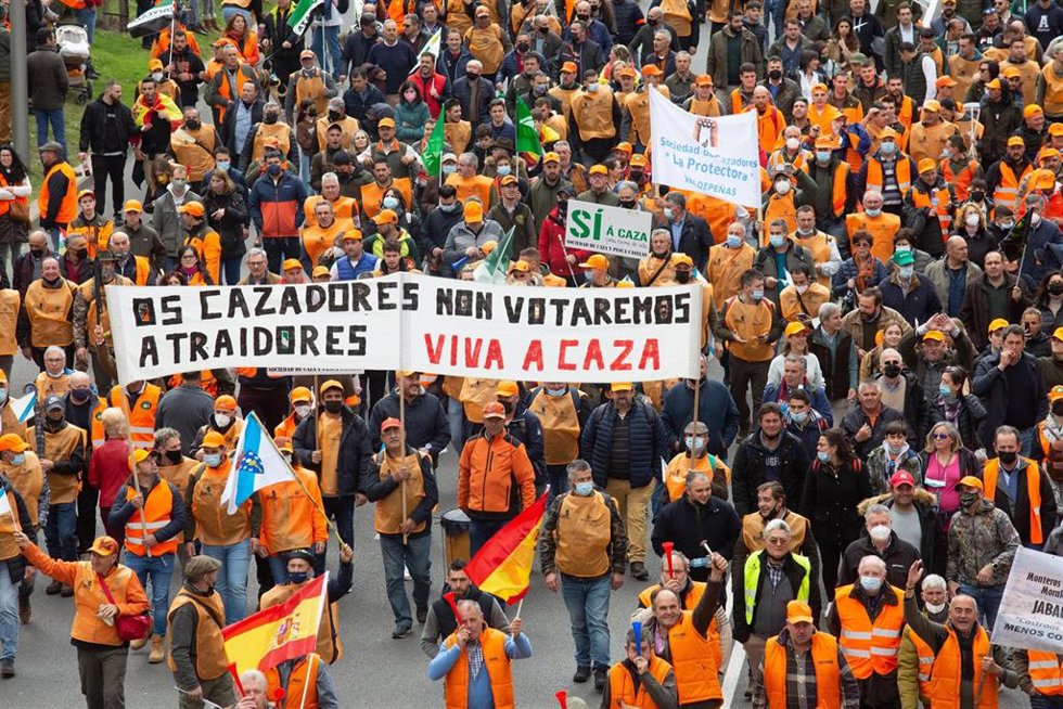 Archivo - Cazadores realizan reivindicaciones en una manifestación