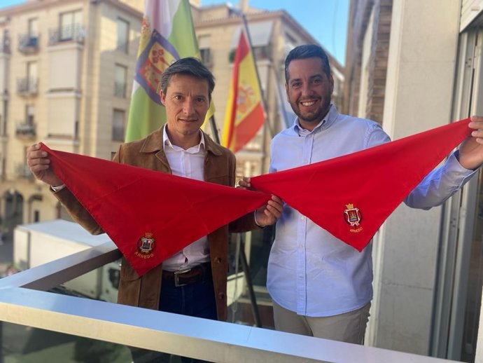 El torero Diego Urdiales y el alcalde de Arnedo, Javier García, posan en el balcón de Ayuntamiento