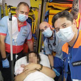 Los profesionales junto a la mujer y la recién nacida.