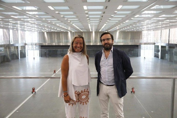 La primera teniente de alcalde del Ayuntamiento de Córdoba y presidenta del Instituto Municipal de Turismo (Imtur), Isabel Albás, con Rafael Pérez, de Preiper Luxe.