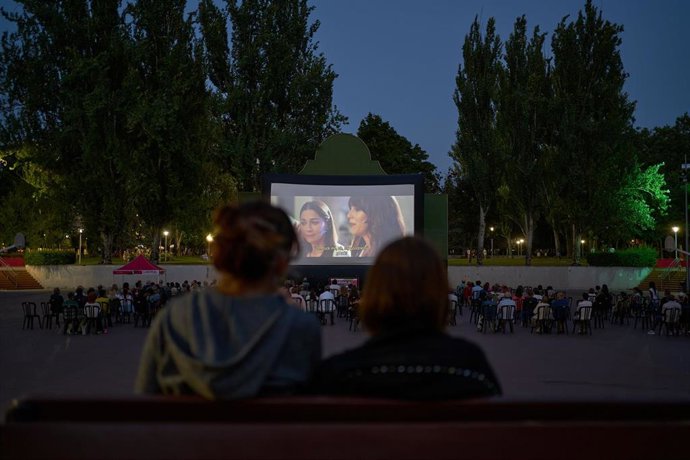 Archivo - Proyección de cine en el Parque del Norte