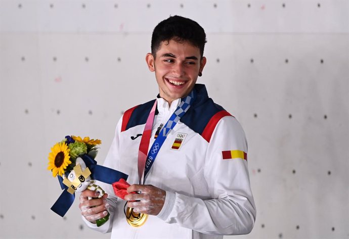 Archivo - 05 August 2021, Japan, Tokio: Spain's gold medallist Alberto Gines Lopez cheers with his medal during the medal ceremony of the Men's Combined Sport Climbing Lead final during the Tokyo 2020 Olympic Games at the Aomi Urban Sports Park. Photo: 