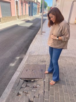 La concejal del PSOE en el Ayuntamiento de Córdoba Carmen Victoria Campos en la calle Colombia.