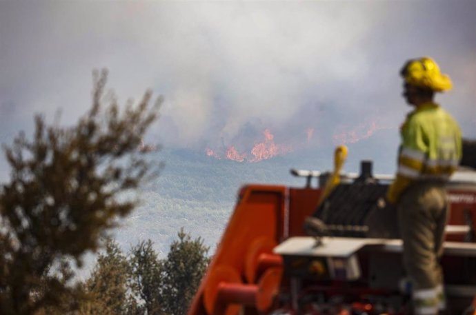 Un miembro de las Brigadas de Refuerzo de Incendios Forestales (BRIF) trabaja en el incendio forestal que va desde Alcublas hasta las poblaciones de Bejis, Teresa, Toras y Altura