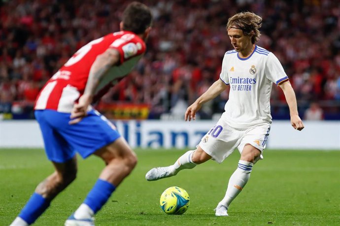 Archivo - Luka Modric, en un derbi de la temporada pasada ante el Atlético de Madrid