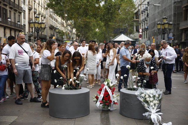 Familiars dipositen flors durant l'homenatge a les víctimes de l'atemptat del 17 d'agost, en La Rambla, a 17 d'agost, a Barcelona, Catalunya (Espanya)