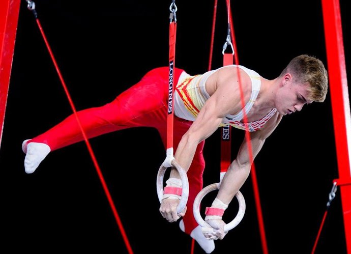 Archivo - Joel Plata durante el ejercicio de anillas
