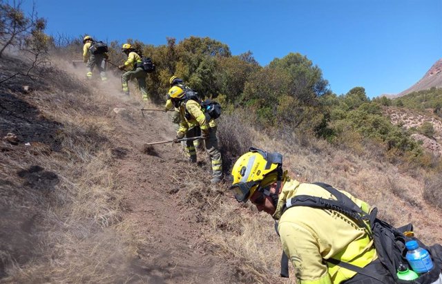 Operarios del Infoca en el incendio forestal de Jódar (Jaén)