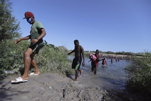 Archivo - Migrantes cruzando desde México a Estados Unidos a través del río Bravo