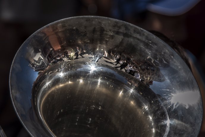 Una trompa, instrumento de viento-metal, en el desfile del Domingo de Resurrección de la Semana Santa Marinera de Valencia, a 17 de abril de 2022, en Valencia, Comunidad Valenciana (España). 