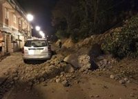 Un desprendimiento de tierra de la ladera del Castillo de Burgos obliga a cortar la calle Murallas