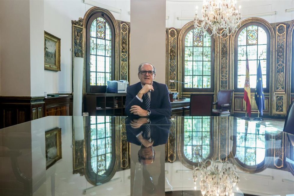El defensor del Pueblo de España, Ángel Gabilondo, posa después de una entrevista para Europa Press, en la sede del Defensor del Pueblo, a 29 de julio de 2022, en Madrid (España).