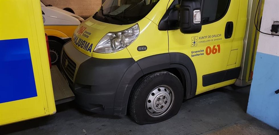 Archivo - Ambulancia con pinchado en Galicia